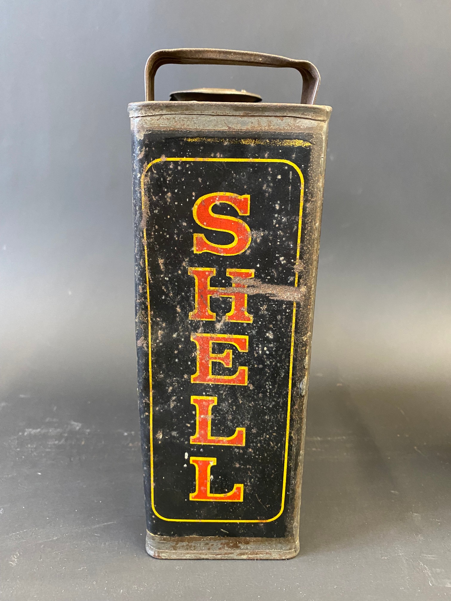 A Shell Motor Oil half gallon can, plus a Shell Gear Oil cylindrical quart can, with original cap. - Image 4 of 10