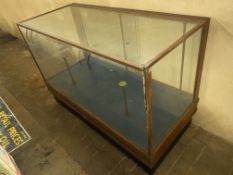 An Edwardian oak shop counter display cabinet, 54 1/2