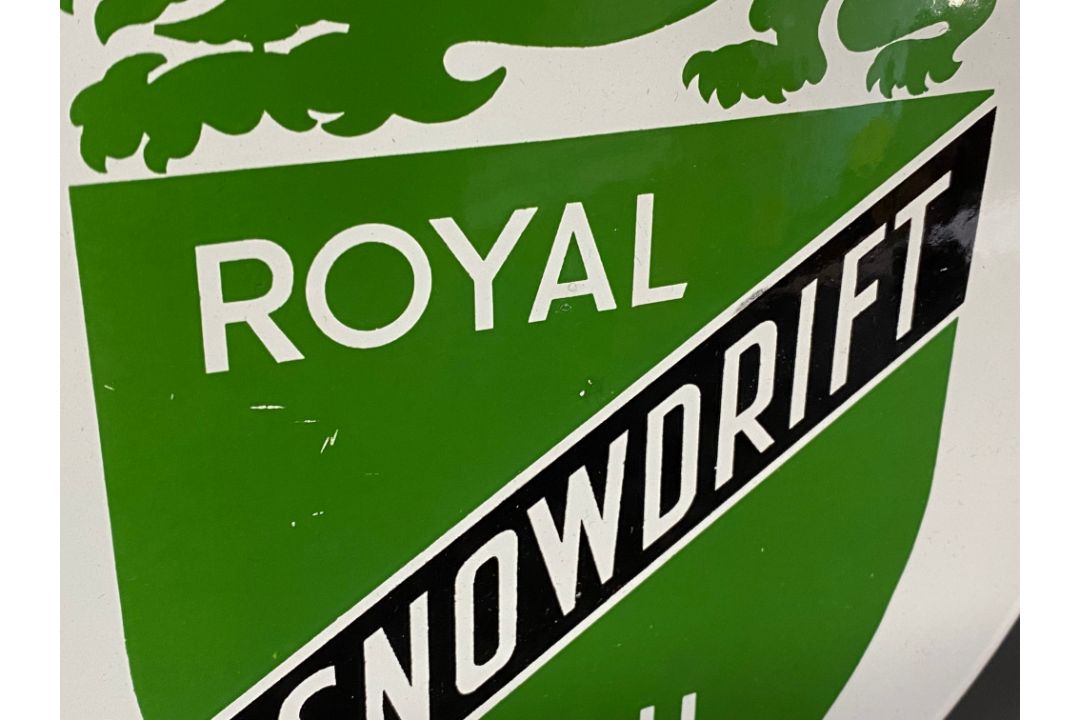 A Royal Snowdrift Oil circular oil cabinet enamel sign in excellent condition, 12" diameter. - Image 2 of 3