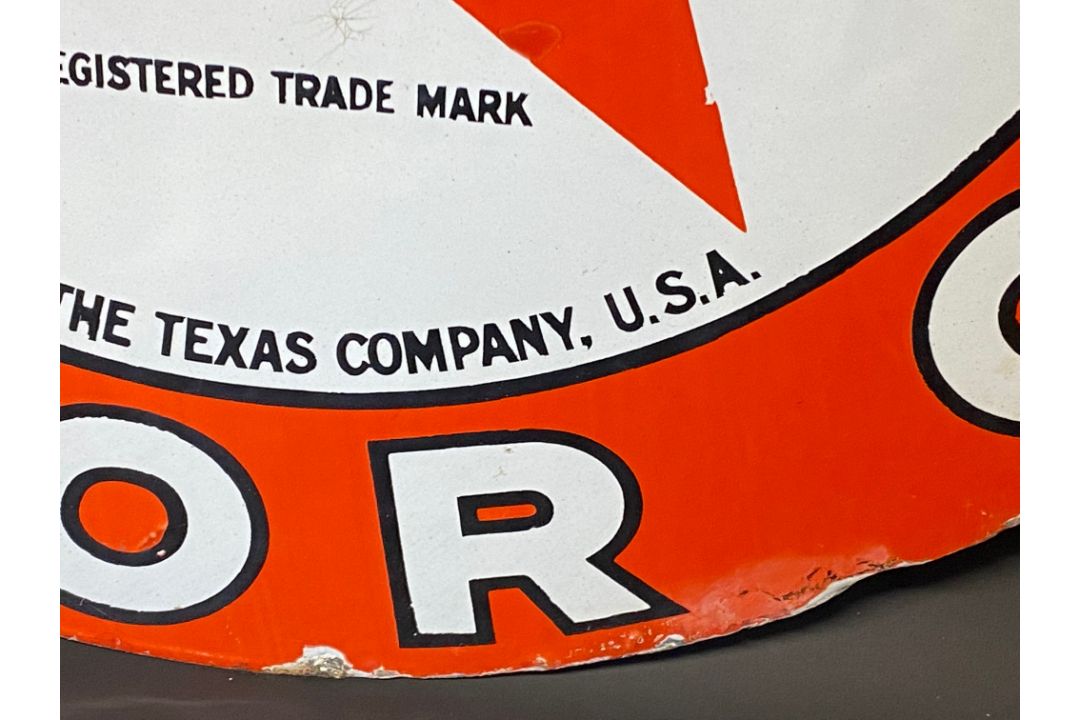 A Texaco Motor Oil circular double sided enamel sign in excellent condition, 20" diameter. - Image 7 of 8