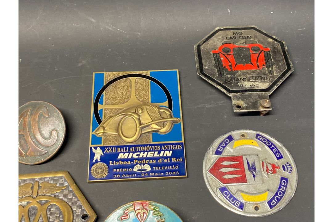 A collection of assorted car badges, AA, RAC and Guild of Master Motorists noted. - Image 4 of 6