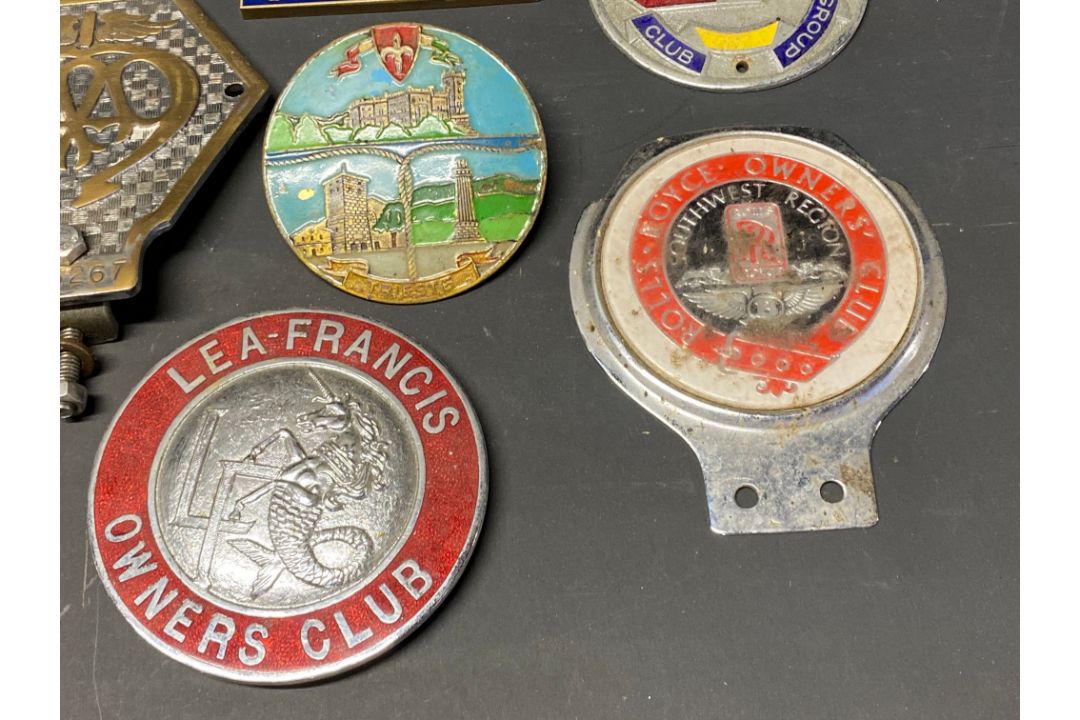 A collection of assorted car badges, AA, RAC and Guild of Master Motorists noted. - Image 5 of 6