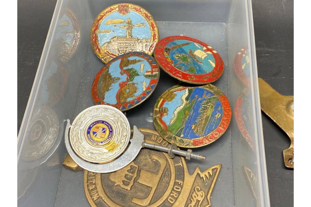 A collection of assorted car badges, AA, RAC and Guild of Master Motorists noted. - Image 6 of 6