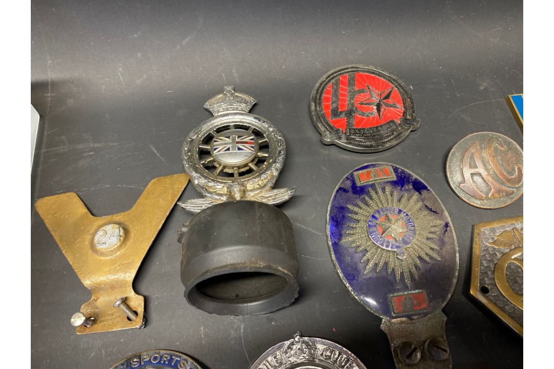 A collection of assorted car badges, AA, RAC and Guild of Master Motorists noted. - Image 3 of 6
