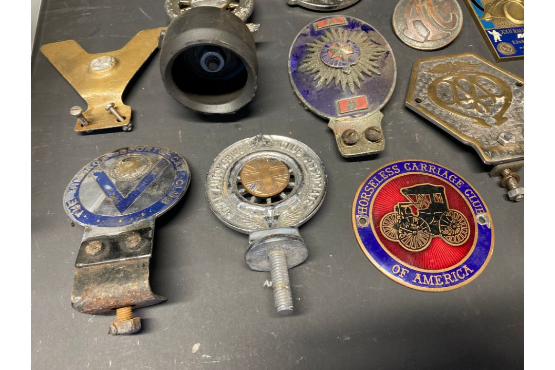 A collection of assorted car badges, AA, RAC and Guild of Master Motorists noted. - Image 2 of 6