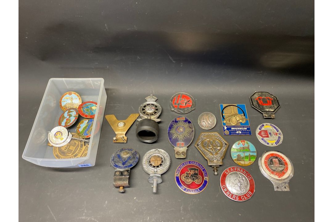 A collection of assorted car badges, AA, RAC and Guild of Master Motorists noted. - Image 1 of 6