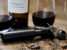 1 x LE CREUSET Wine Pump and Stoppers (WA-137) - Unused Boxed Stock - Ref: HAS443/FEB22/WH2/C6 -