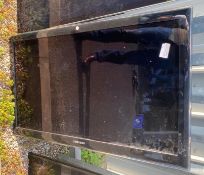 1 x Samsung 40 Inch HD TV - Includes Wall Bracket and Remote Control - Model UE40C5100QW