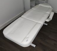 1 x Beauticians Adjustable Treatment Table - LBC119 - CL763- Location: Sale M33Dimensions: 1
