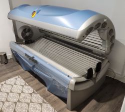 July 29th: Contents of Boutique Beauticians Including Commercial Sunbed, Treatment Tables and Decor Plus Hairdressing Salon Chairs