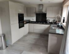 1 x Modern Handleless Kitchen With Granite Worktops - CL770 - NO VAT ON THE HAMMER - Location: