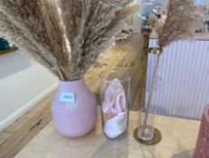 1 x Selection Of Vases And Dried Grasses - CL776 - Ref: GB025 - Location: London W1WFrom a