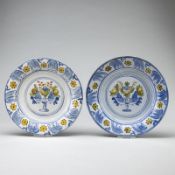 2 Teller - Fruchtkorb mit Trauben und Blüten. De Porceleyne Claeuw, Delft um 1800.