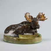 Liegender Elch mit Ablageschale. Cadinen um 1910.