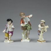 2 Monatsfiguren Löwe, Juli / Jungfrau, August und Jüngling mit Gießkanne. KPM, Berlin um 1830.