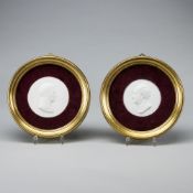 2 Biskuit Medaillen / Plaketten Alexander von Humboldt und Goethe im Rahmen. KPM, Berlin.