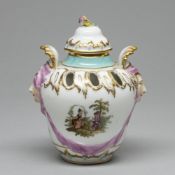 Kleines Potpourri mit Maskarons (Frauenkopf mit rosafarbenem Tuch) und Watteau Szenen. KPM, Berlin w