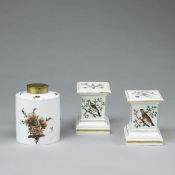 2 hohe, quadratische Sockel exotische Vögel und Blumen sowie 1 ovale Teedose mit Metalldeckel. Fürst