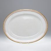 Große ovale Platte mit Blüten- und Mäanderband. Wohl England.