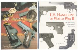 Konvolut von zwei Bücher übder die Faustfeuerwaffen der U.S Streitkräfte