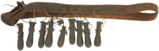 Bandelier mit 9 hölzernen Pulverbehältern und einem ledernen Kugelbeutel, um 1700