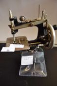 Miniature or child's Singer sewing machine 15cm high