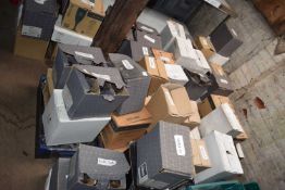 Very large quantity of mixed glass ware to include flutes, wine glasses etc