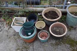 Mixed lot of various plant pots