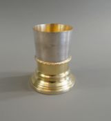 Verziertes Becher/Glashalter