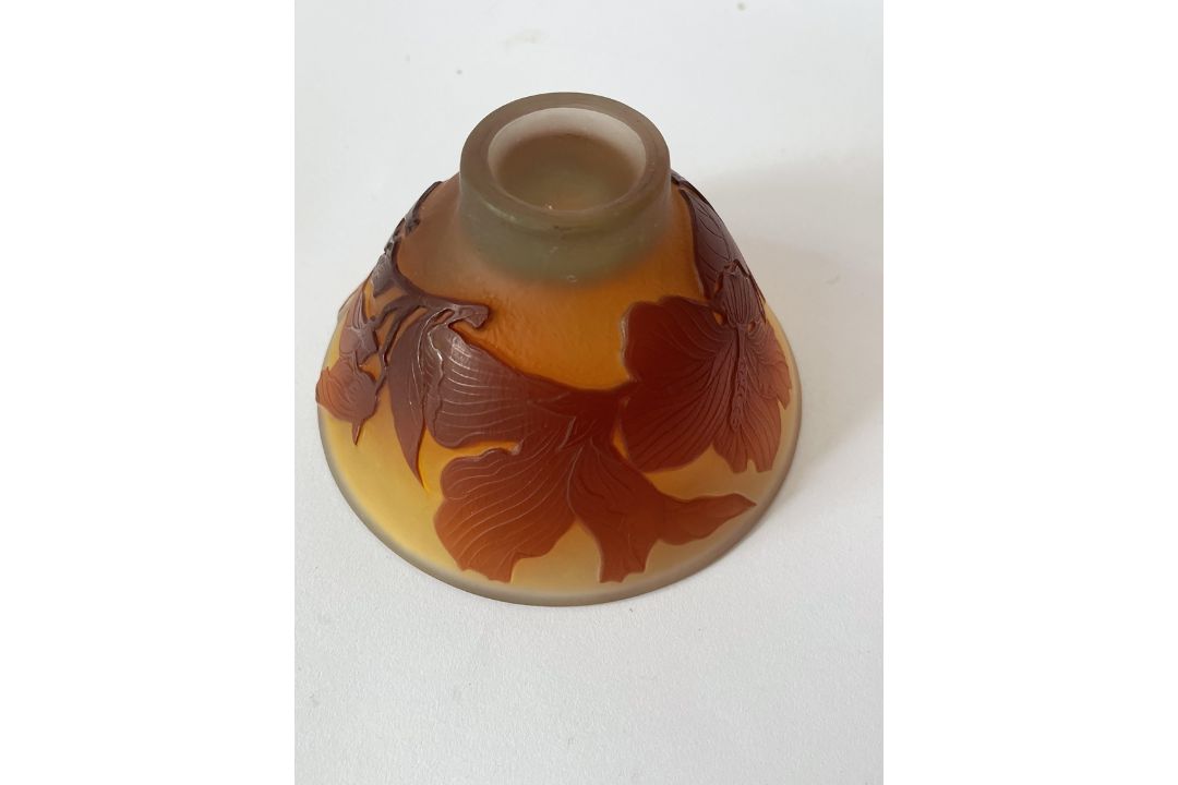 Glasschale mit roten Magnolien - Bild 6 aus 7