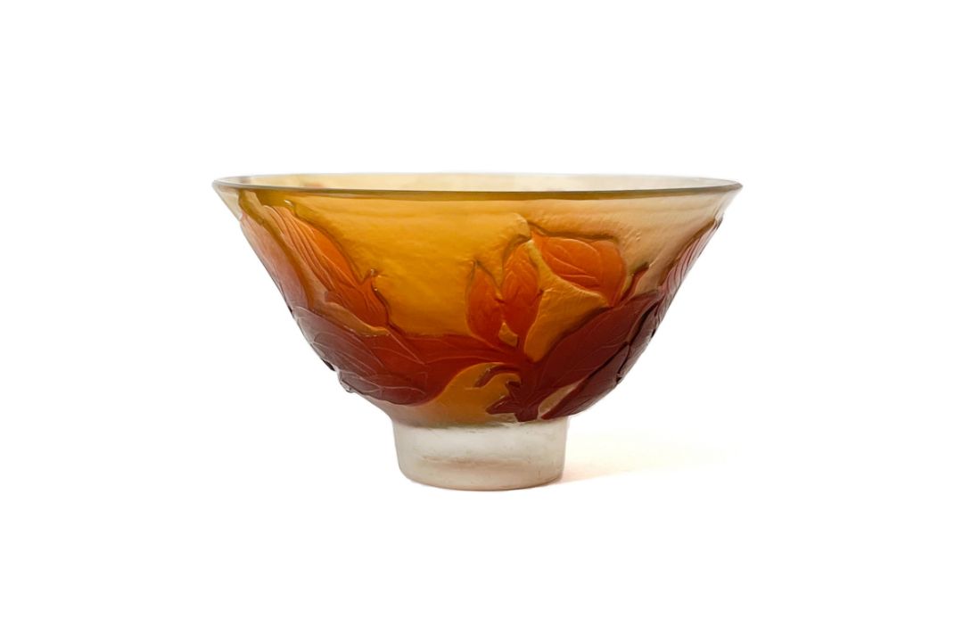 Glasschale mit roten Magnolien - Bild 1 aus 7