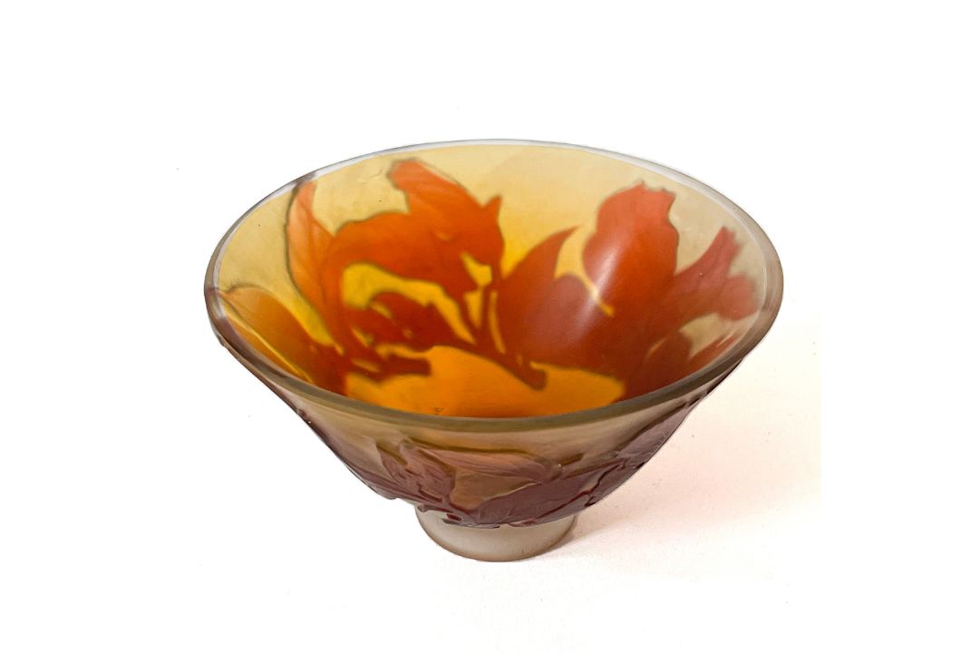 Glasschale mit roten Magnolien - Bild 3 aus 7