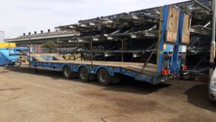 Swan neck tri-axle trailer