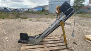 Elevated motorised step conveyor