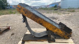 Elevated motorised step conveyor