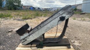 Elevated motorised step conveyor