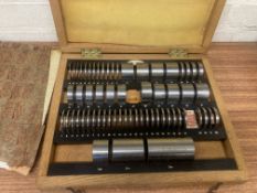 Spacing collar set