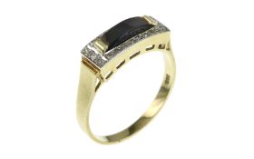 Ring 3.81g 585/- Gelbgold und Weissgold mit 22 Diamanten zus. ca. 0.22 ct. G/vs und Onyx. Ringgroess