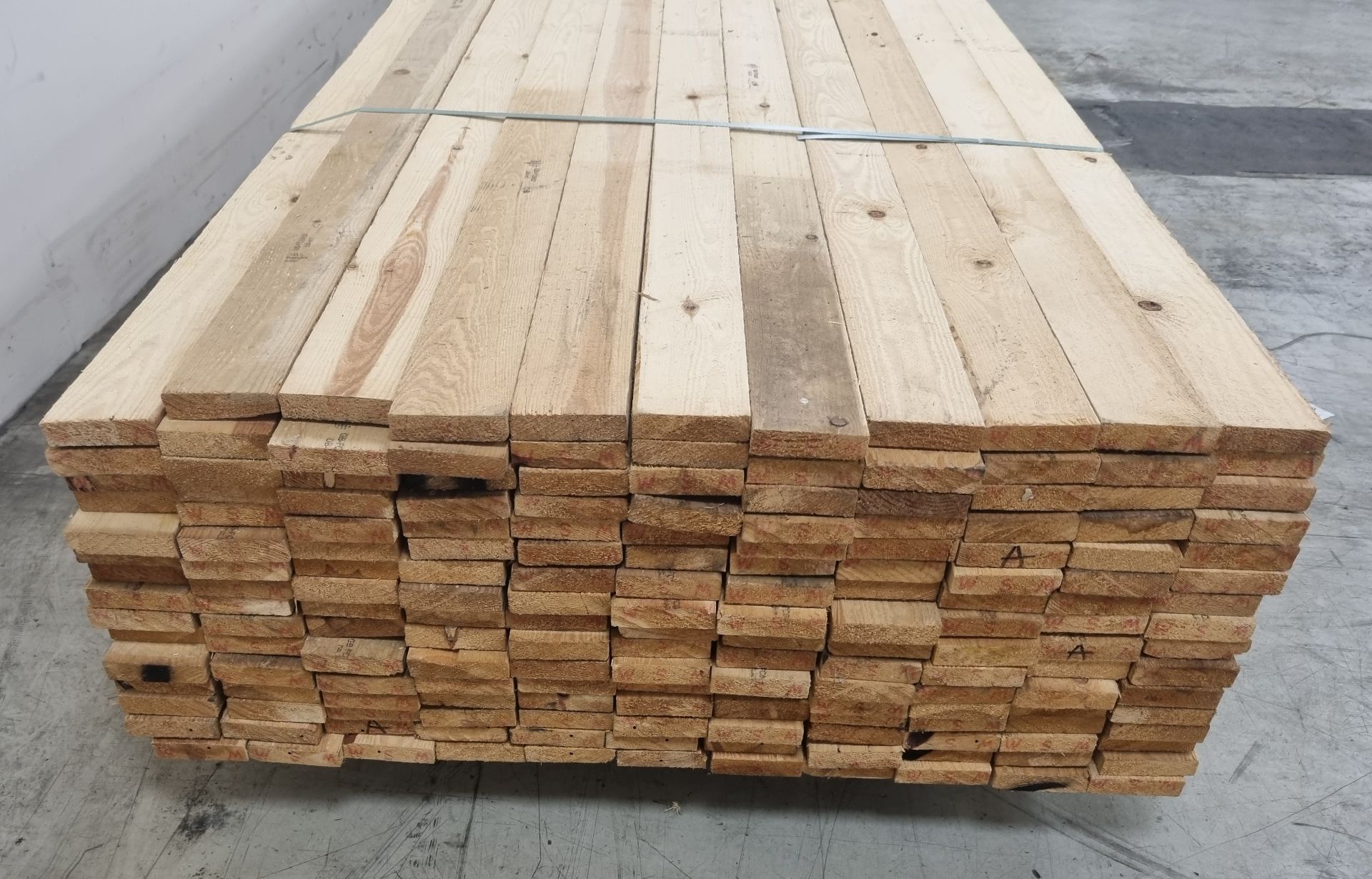 Pallet of 4"x1" (10x2.5cm) softwood, heat treated and debarked (GBFC-0452 DBHT) - L450cm - 175 pcs - Image 3 of 5
