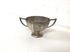 A 1912 London silver footed bowl with two handles to side (104g)