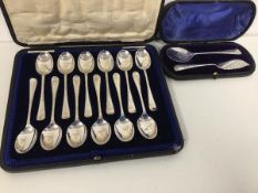 A boxed set of twelve Edwardian Sheffield silver teaspoons, in original box (combined: 180g) and a