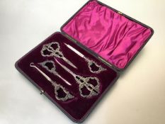 A cased sterling silver-handled manicure set, c. 1900, of five pieces including scissors, files