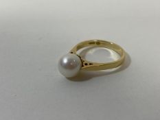 An 18ct gold ring with single pearl, size P, weighs 4.19 grammes