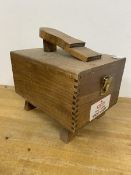A Kiwi shoe valet, measures 26cm x 20cm x 28cm
