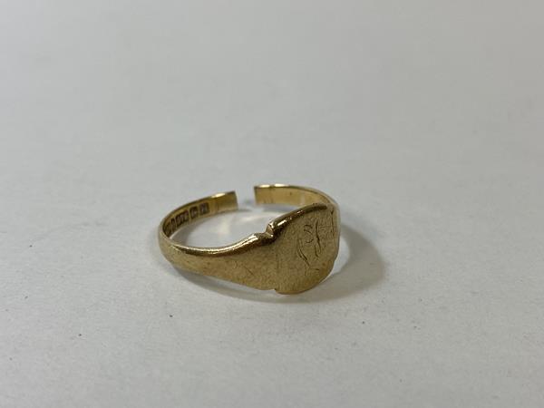 A 9ct gold signet ring, size q, weighs 2.29 grammes