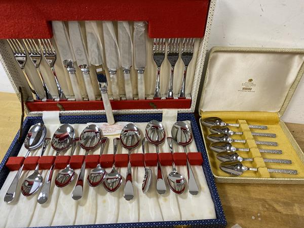 A 1970's boxed set of Viners grapefruit spoons, inscribed Studio, with textured handles (14cm), a
