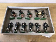 A boxed set of Scottish military band tin soldiers, (7cm h)