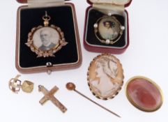 ASSORTED GOLD JEWELLERY comprising 15ct gold Masonic pin, 9ct gold part Masonic charm, 9ct gold