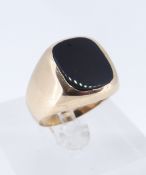 18CT GOLD ONYX RING, stamped '18', ring size S, 8.0gms Provenance: deceased estate Powys,