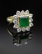18CT GOLD EMERALD & DIAMOND CLUSTER RING, the central square emerald (7 x 7mms) surrounded by a